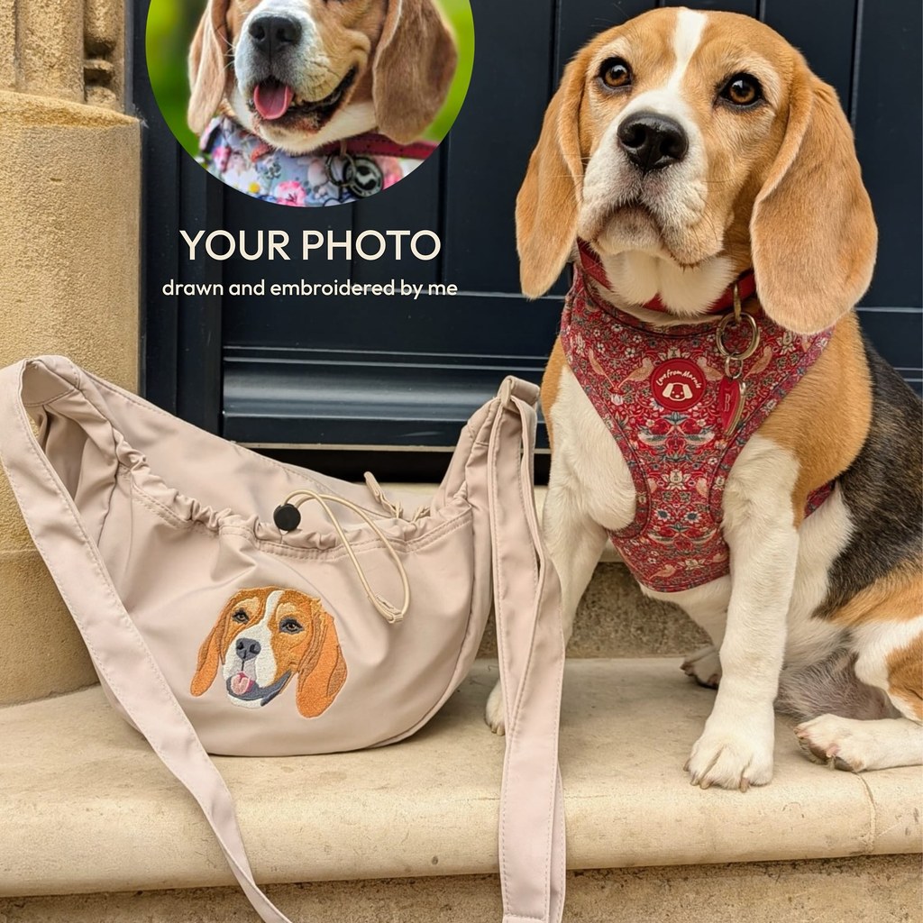 Beagle beside a bag embroidered with his portrait