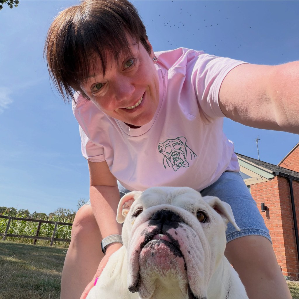 Customer in a pink T-shirt embroidered with her bulldog